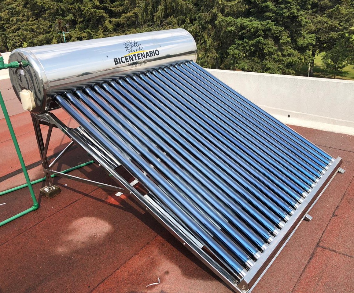 Técnico revisando instalación de calentador solar